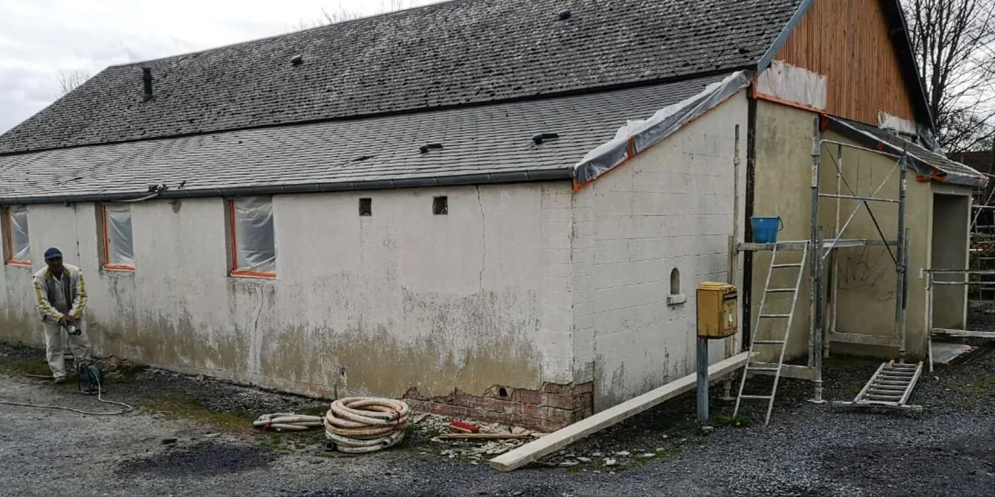 Bâtiment agricole, enduit projeté : avant les travaux