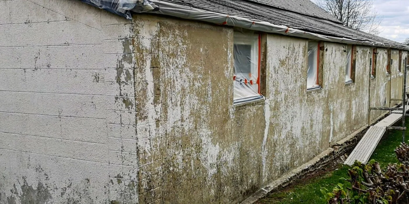 Soubassement, enduit repris : avant les travaux