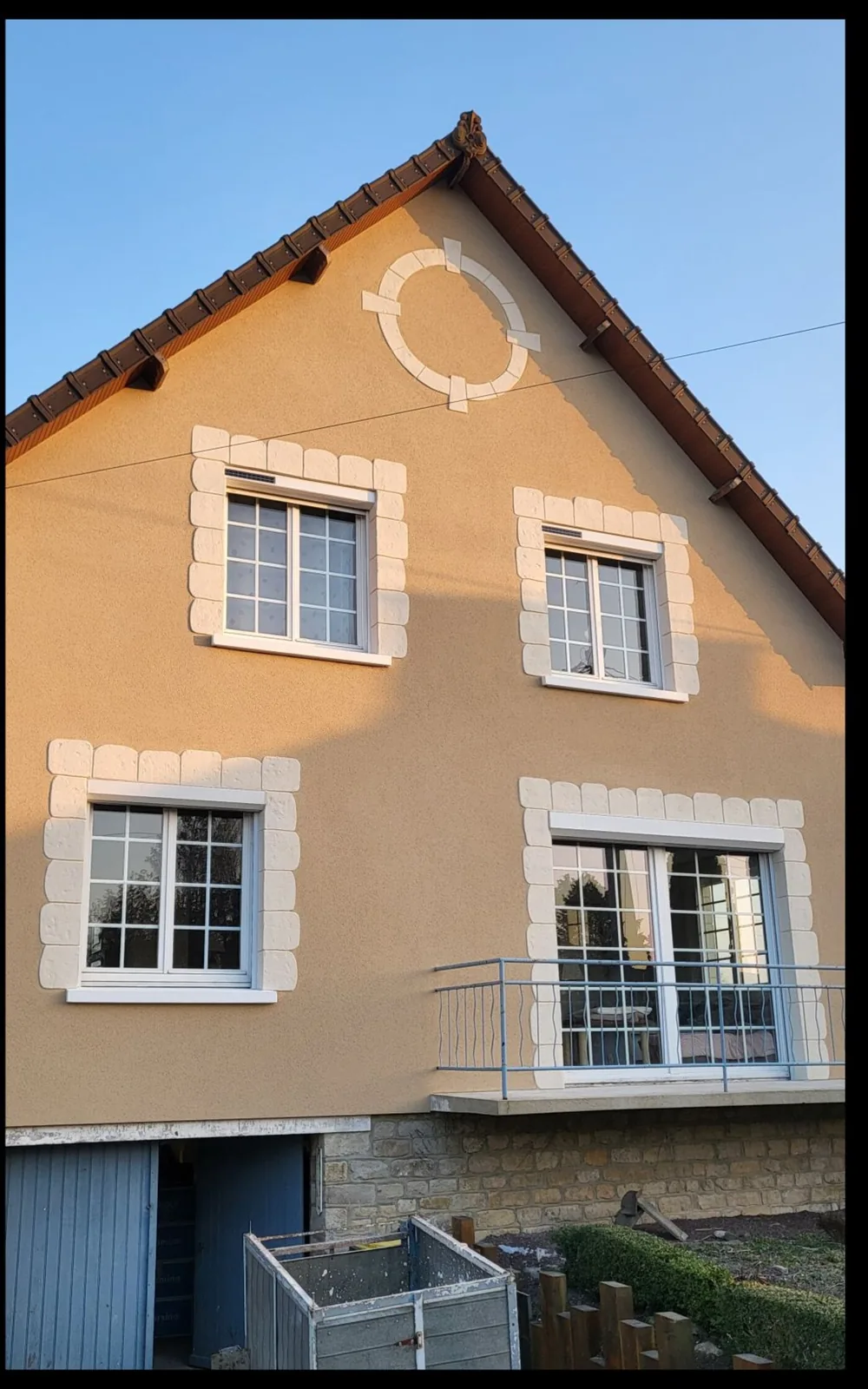 Pavillon, enduit et encadrements : après les travaux